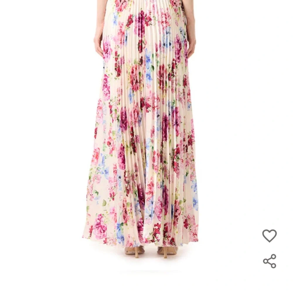 Monique Lhullier, satin “peony dream”strapless ball gown dress.  Size 8. - Picture 3 of 14